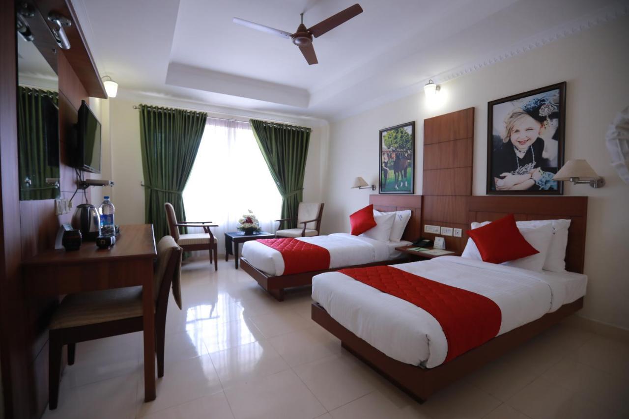Hotel Peninsula Thrissur Eksteriør billede