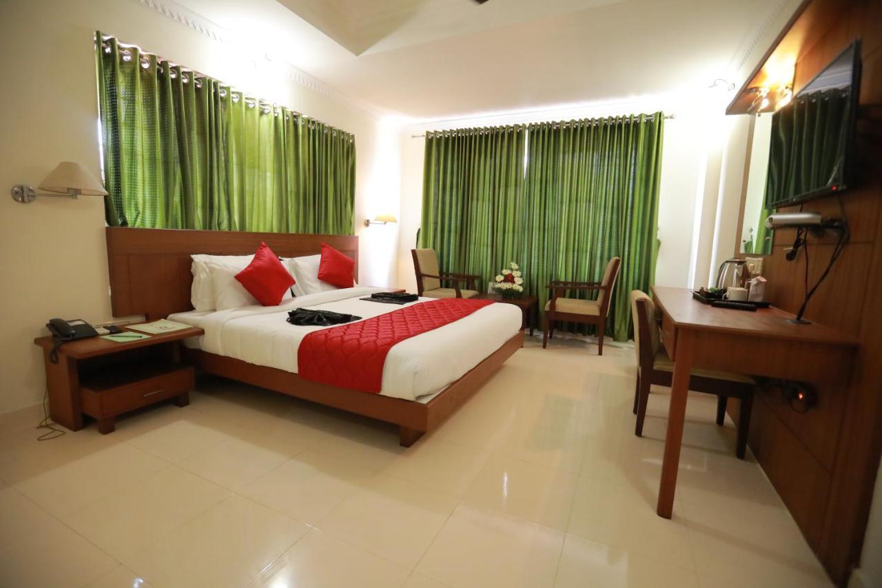 Hotel Peninsula Thrissur Eksteriør billede