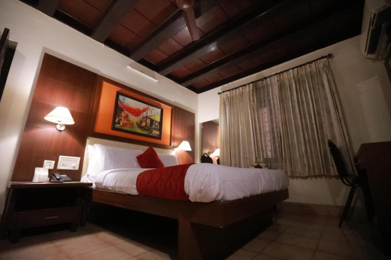 Hotel Peninsula Thrissur Eksteriør billede