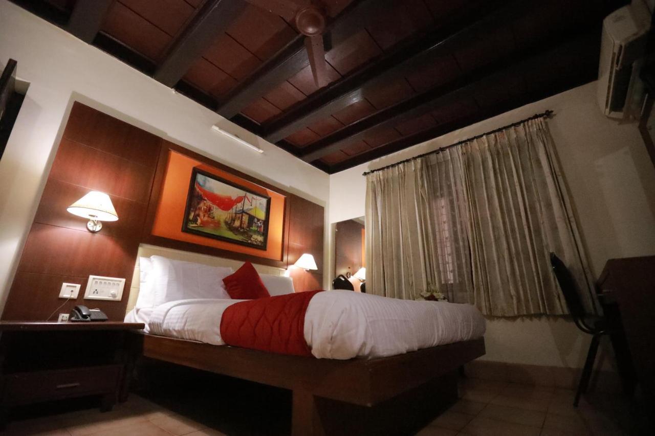 Hotel Peninsula Thrissur Eksteriør billede