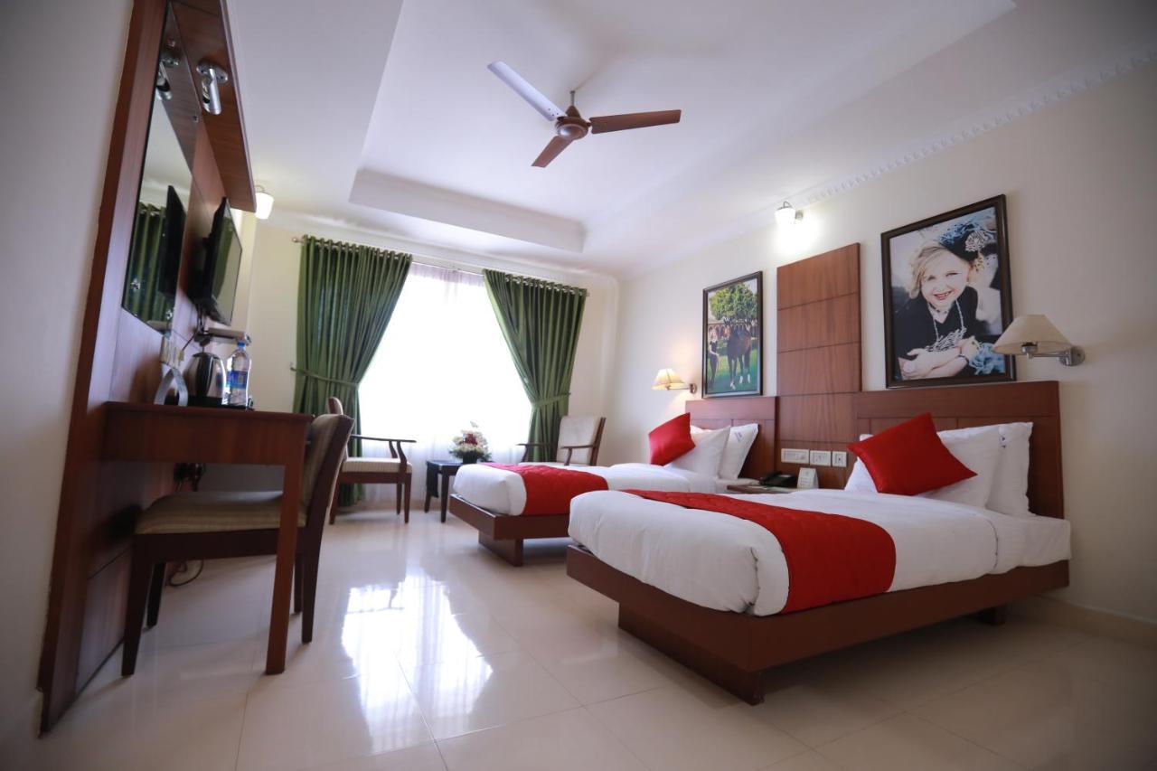 Hotel Peninsula Thrissur Eksteriør billede