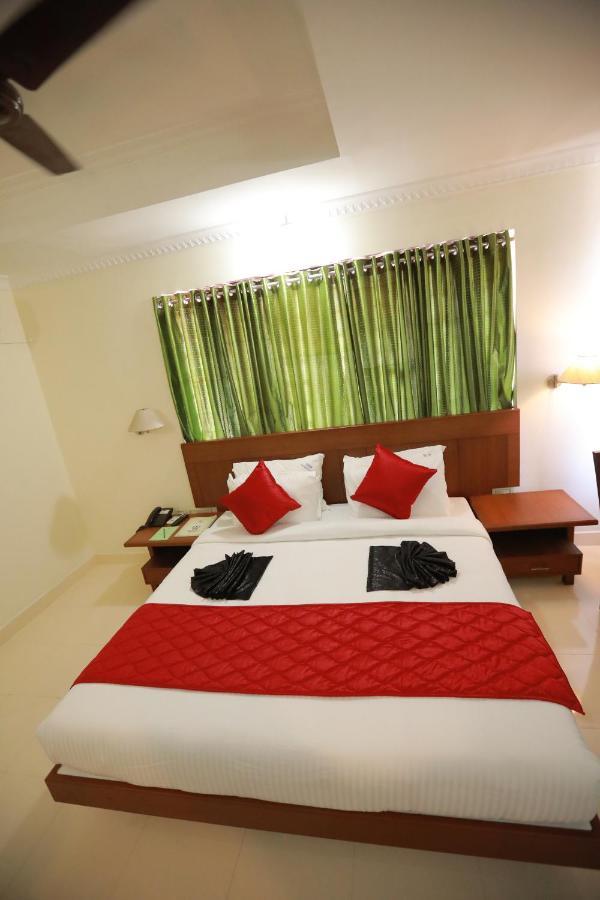 Hotel Peninsula Thrissur Eksteriør billede