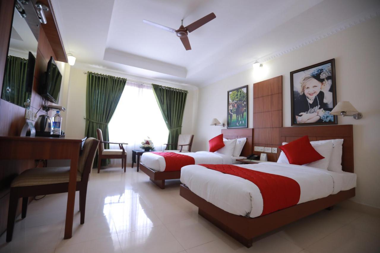 Hotel Peninsula Thrissur Eksteriør billede