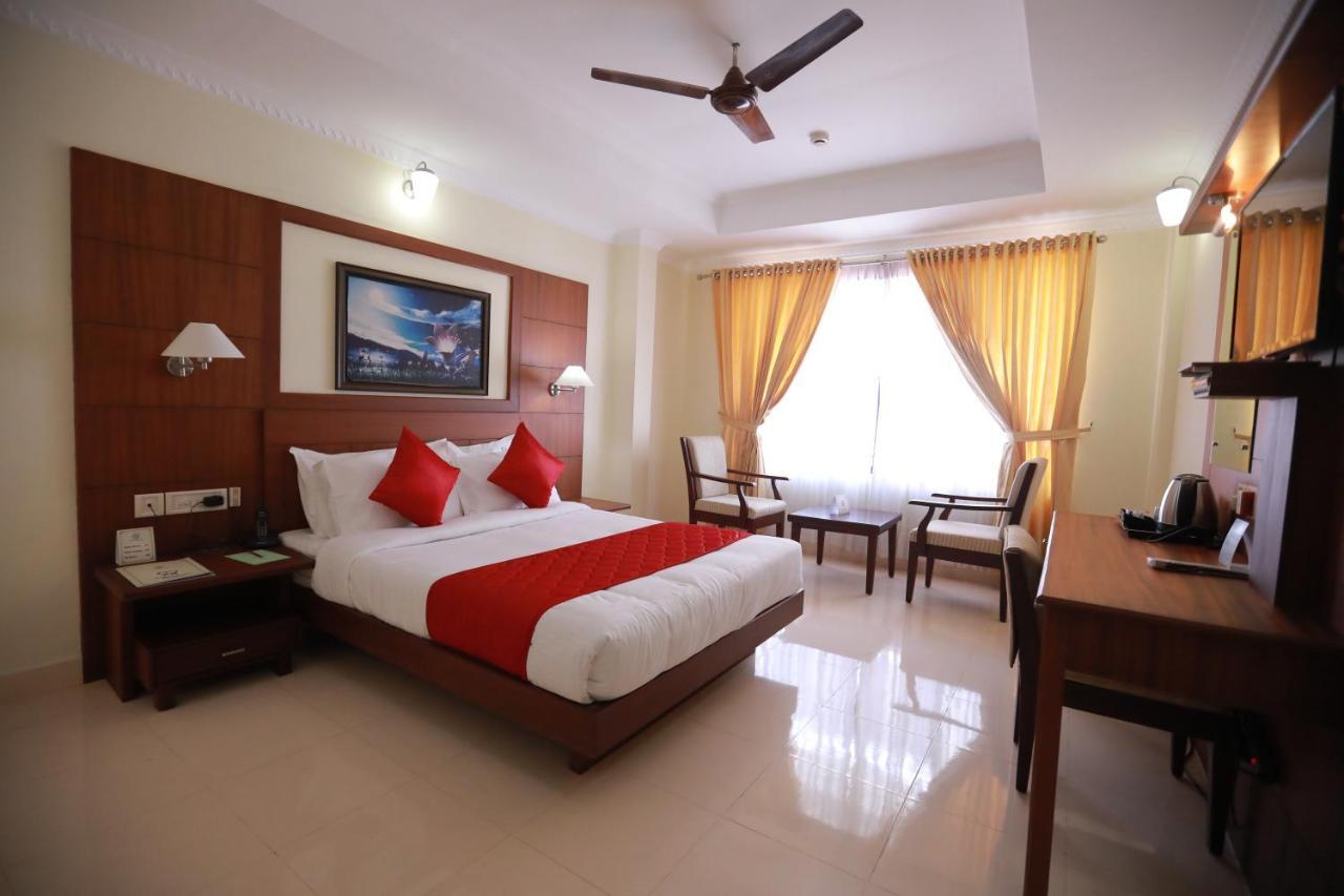 Hotel Peninsula Thrissur Eksteriør billede