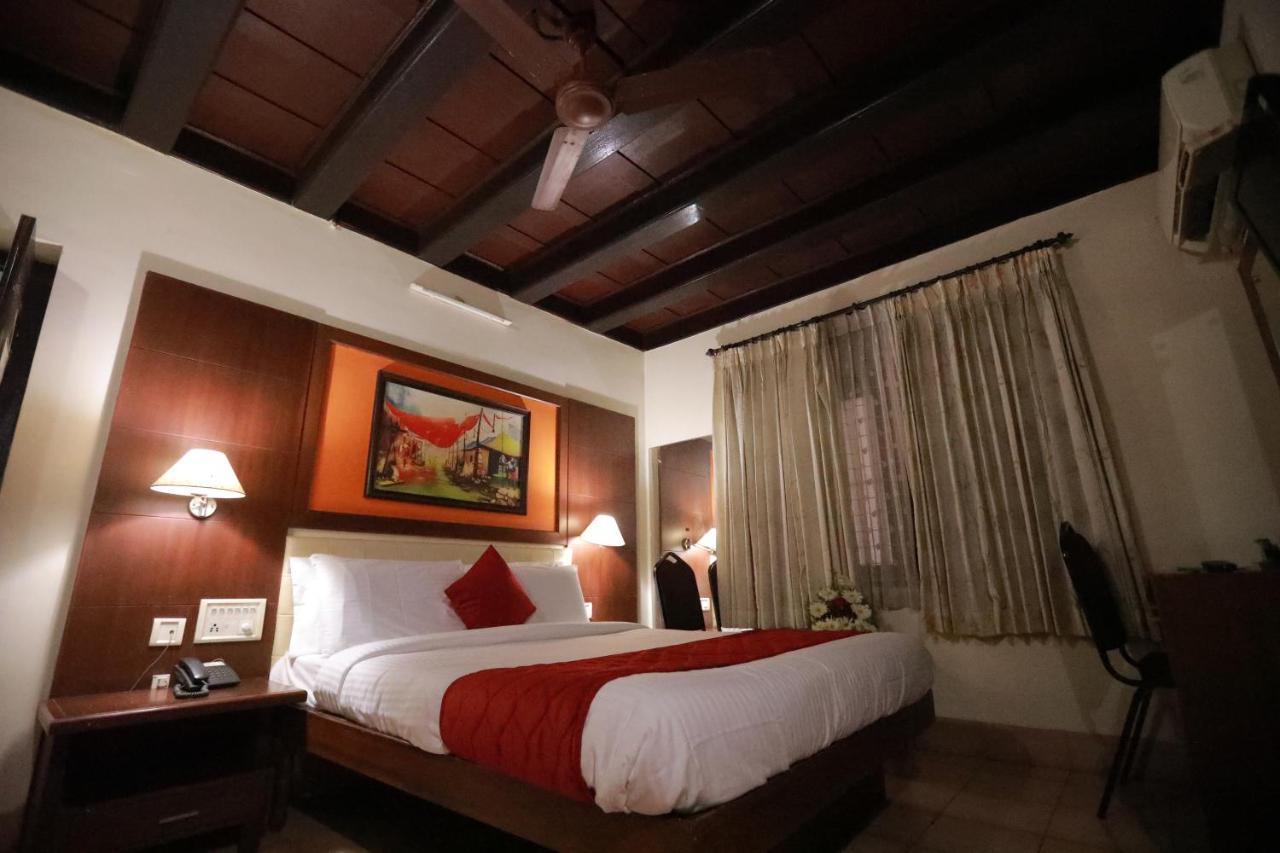 Hotel Peninsula Thrissur Eksteriør billede